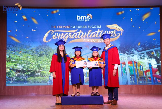 Lễ trưởng thành niên khóa 2021 - 2024: The promise of future success - Hứa hẹn tương lai thành công