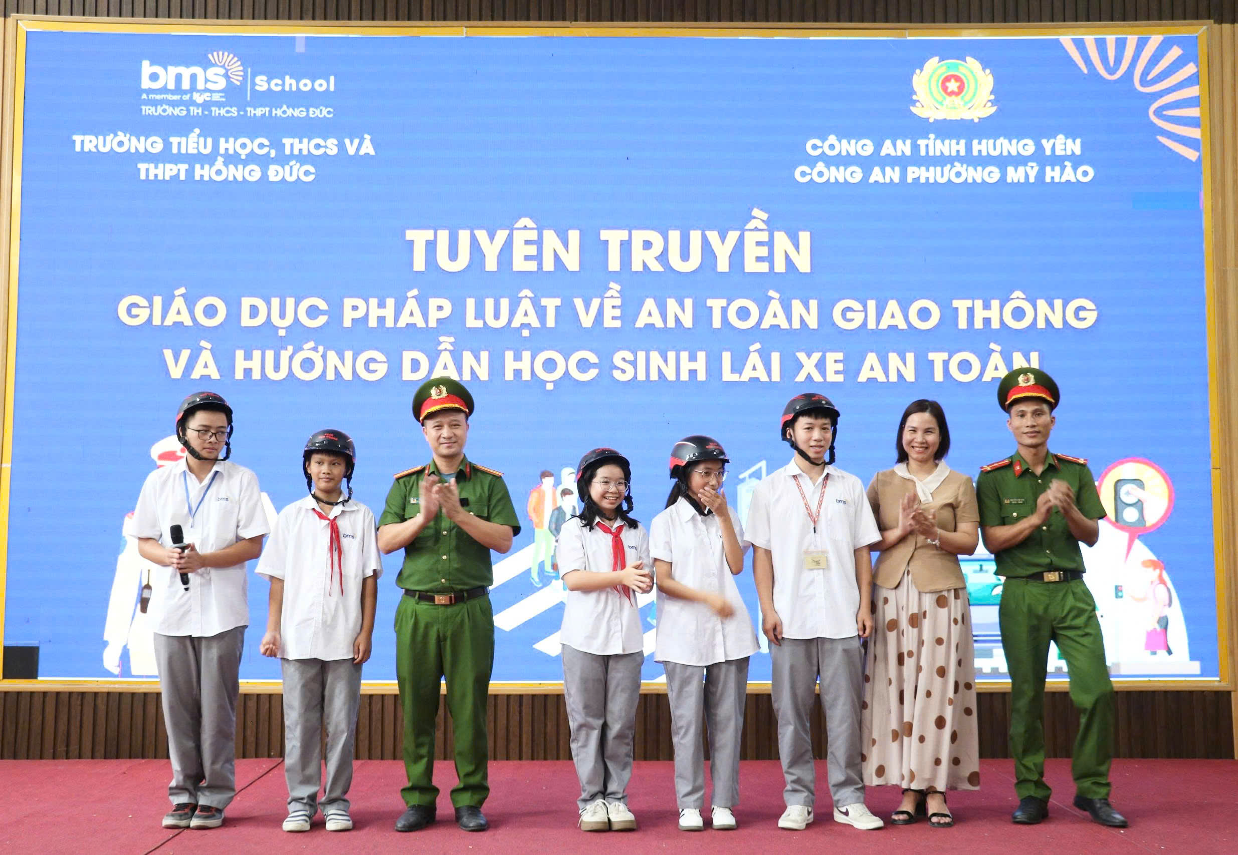 BMSers học kỹ năng tham gia giao thông an toàn cùng các chú Công an phường Mỹ Hào