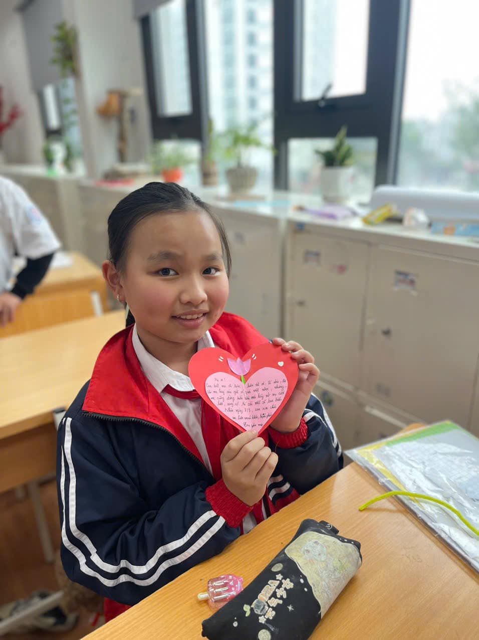 HỌC SINH KHỐI THCS TRƯỜNG HỒNG ĐỨC SÁNG TẠO THIỆP YÊU THƯƠNG TẶNG MẸ NHÂN NGÀY 8/3